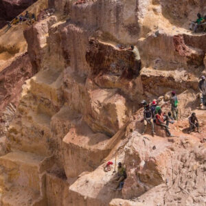 Des travailleurs dans une mine d’or artisanale au Soudan, où un nouvel effondrement a fait au moins 11 morts.