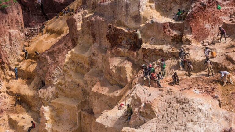 Des travailleurs dans une mine d’or artisanale au Soudan, où un nouvel effondrement a fait au moins 11 morts.