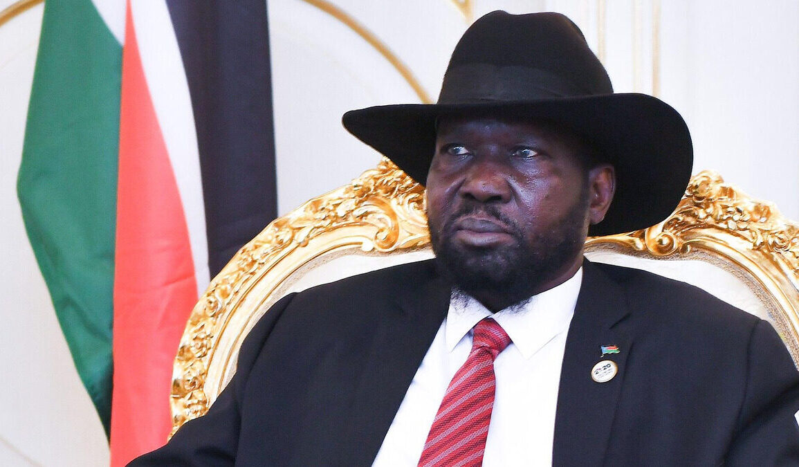 Salva Kiir assis devant les couleurs du Soudan du Sud.