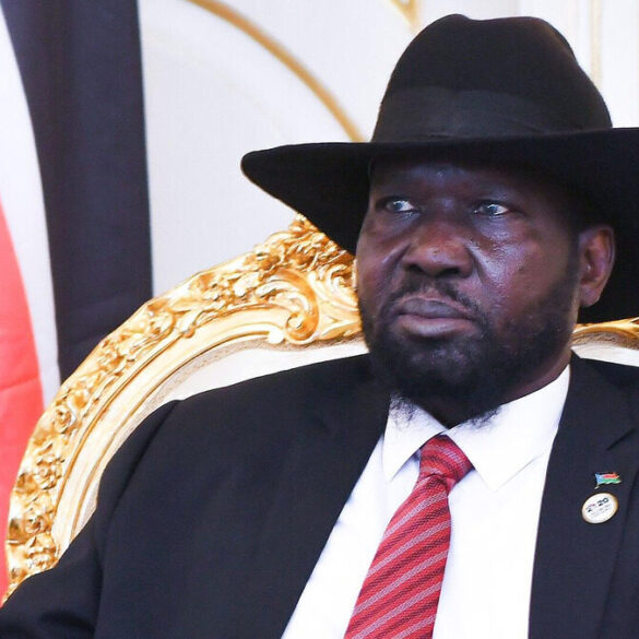 Salva Kiir assis devant les couleurs du Soudan du Sud.