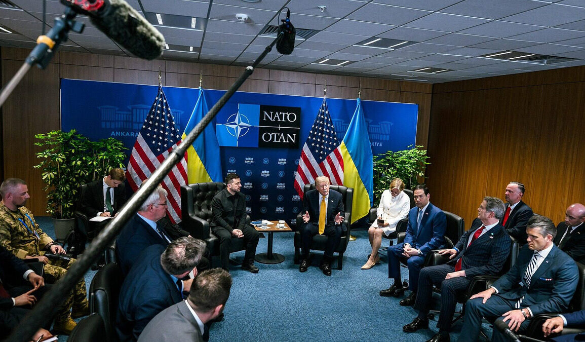 Donald Trump assis face à Volodymyr Zelensky lors d’une réunion internationale.
