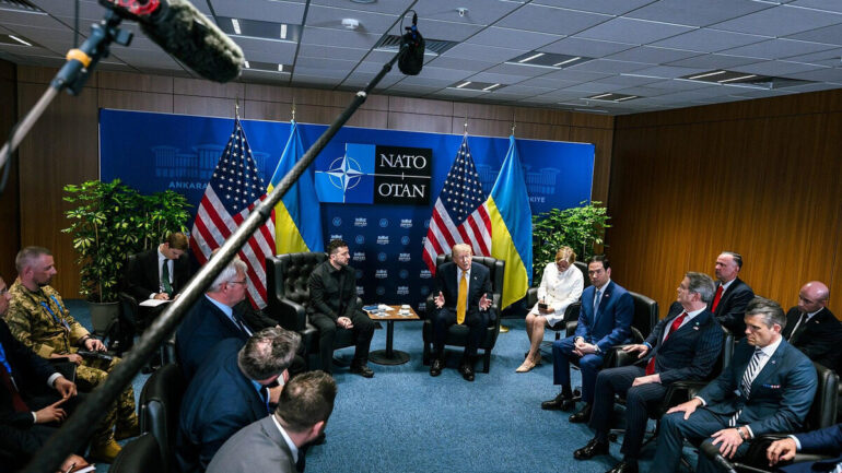 Donald Trump assis face à Volodymyr Zelensky lors d’une réunion internationale.