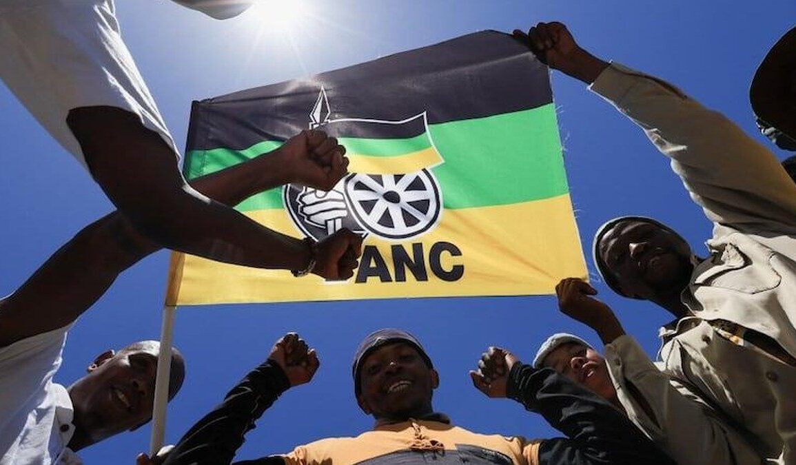 des militants de l’ANC brandissent le drapeau du parti