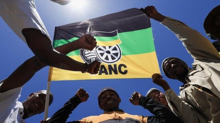 des militants de l’ANC brandissent le drapeau du parti
