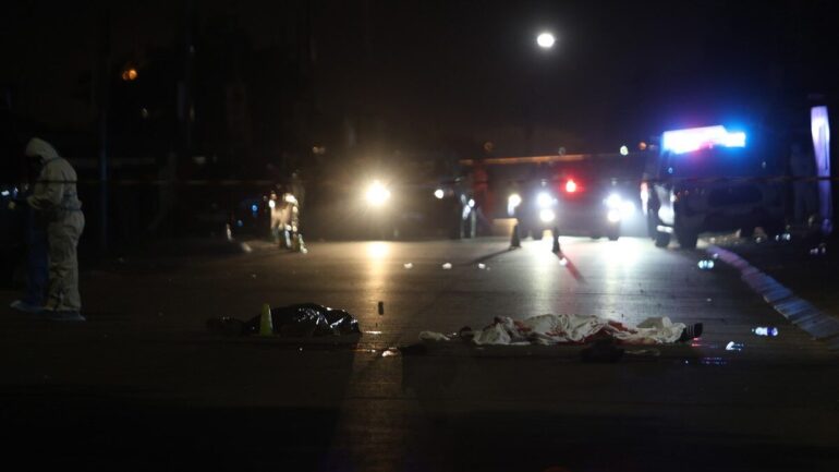 Vue nocturne du lieu de la fusillade à Katlehong, dans l’agglomération de Johannesburg, photographie publiée par Daily Maverick.