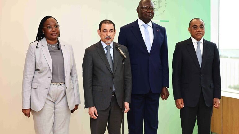 des responsables africains rencontrent le directeur du département Afrique du FMI lors d’une réunion en Côte d’Ivoire.
