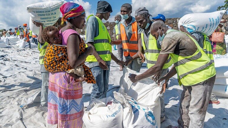 distribution d’aide alimentaire par le Programme alimentaire mondial en République démocratique du Congo.