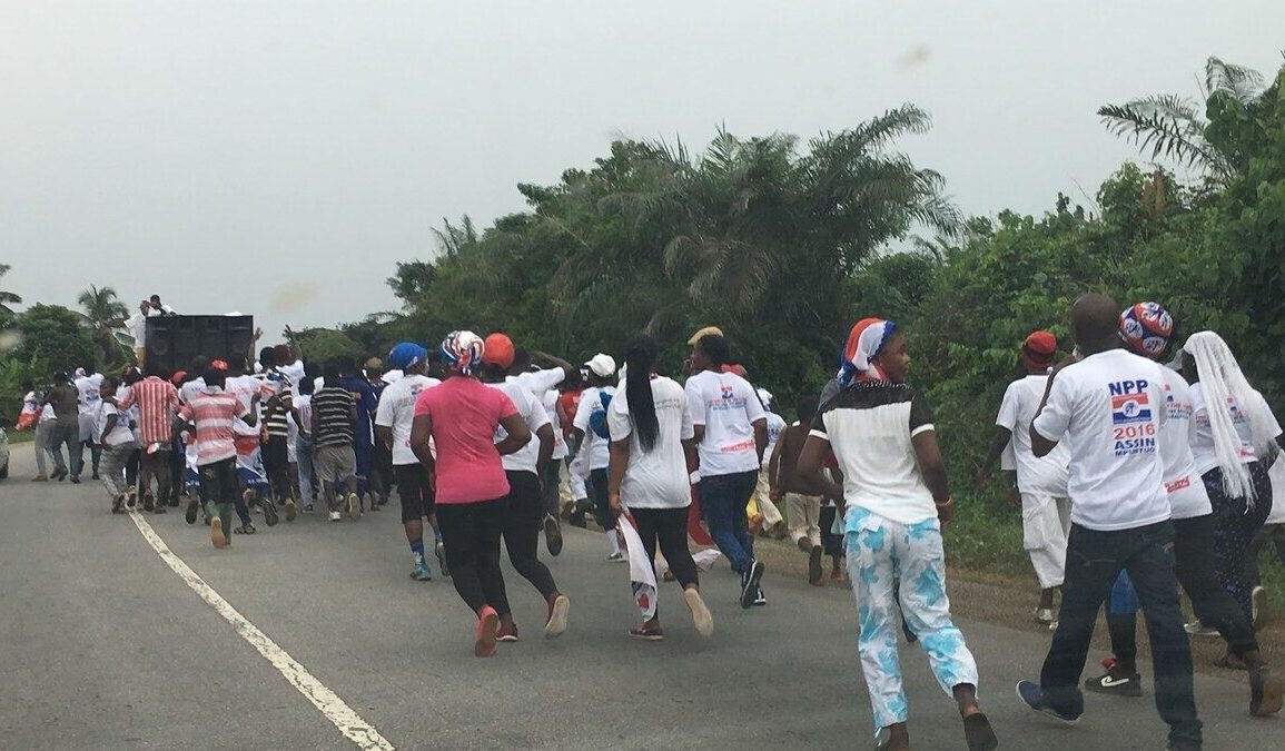 Rassemblement politique dans une rue