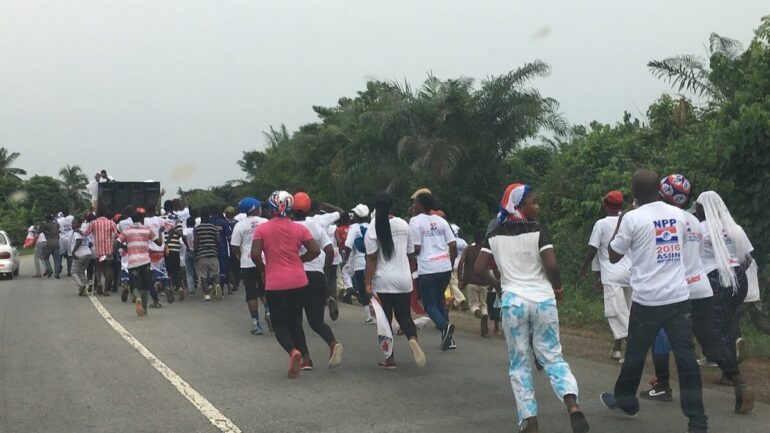 Rassemblement politique dans une rue
