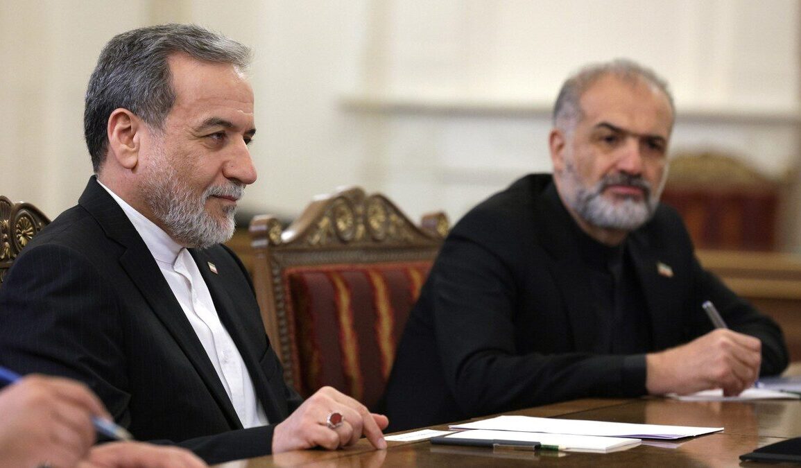 Le ministre iranien Abbas Araghchi assis lors d’une réunion diplomatique