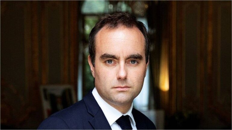 portrait officiel du Premier ministre français Sébastien Lecornu.