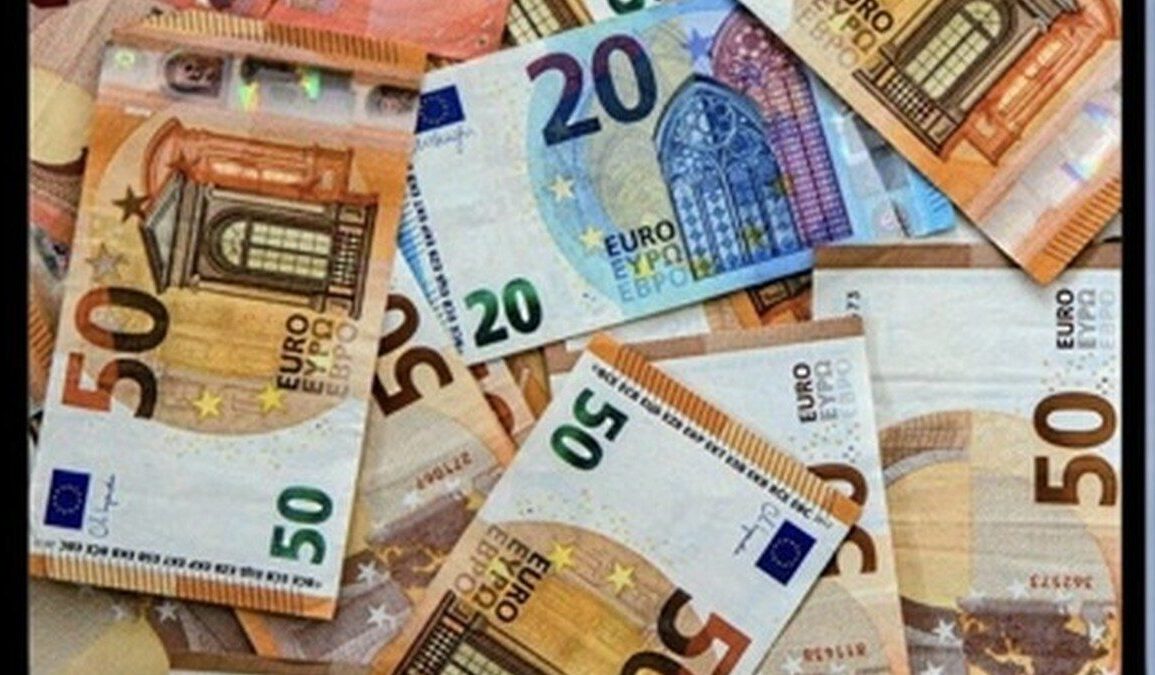 billets en euros utilisés comme illustration des débats sur les finances publiques françaises.