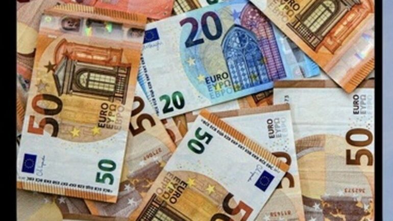 billets en euros utilisés comme illustration des débats sur les finances publiques françaises.