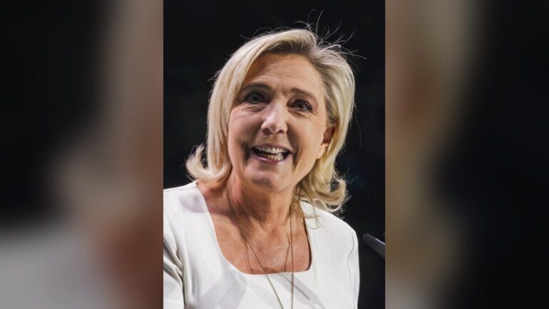 Marine Le Pen lors d’un événement public, sans lien direct avec l’enquête d’opinion