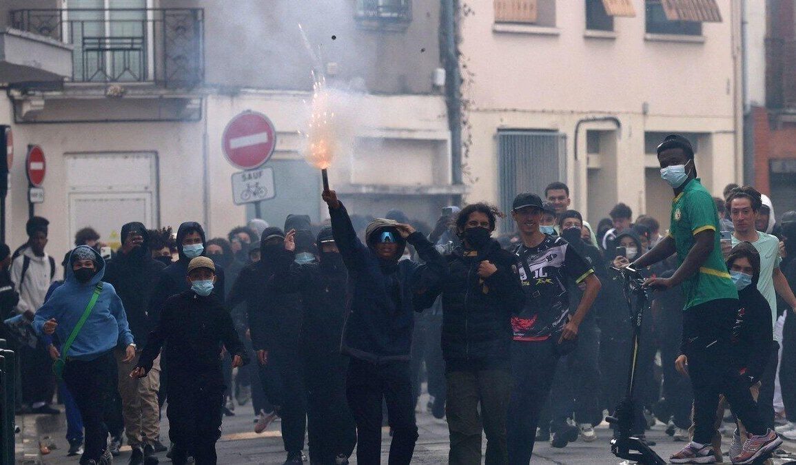 manifestation en France, illustration du contexte social évoqué par Natacha Polony ; la candidate n’est pas photographiée.
