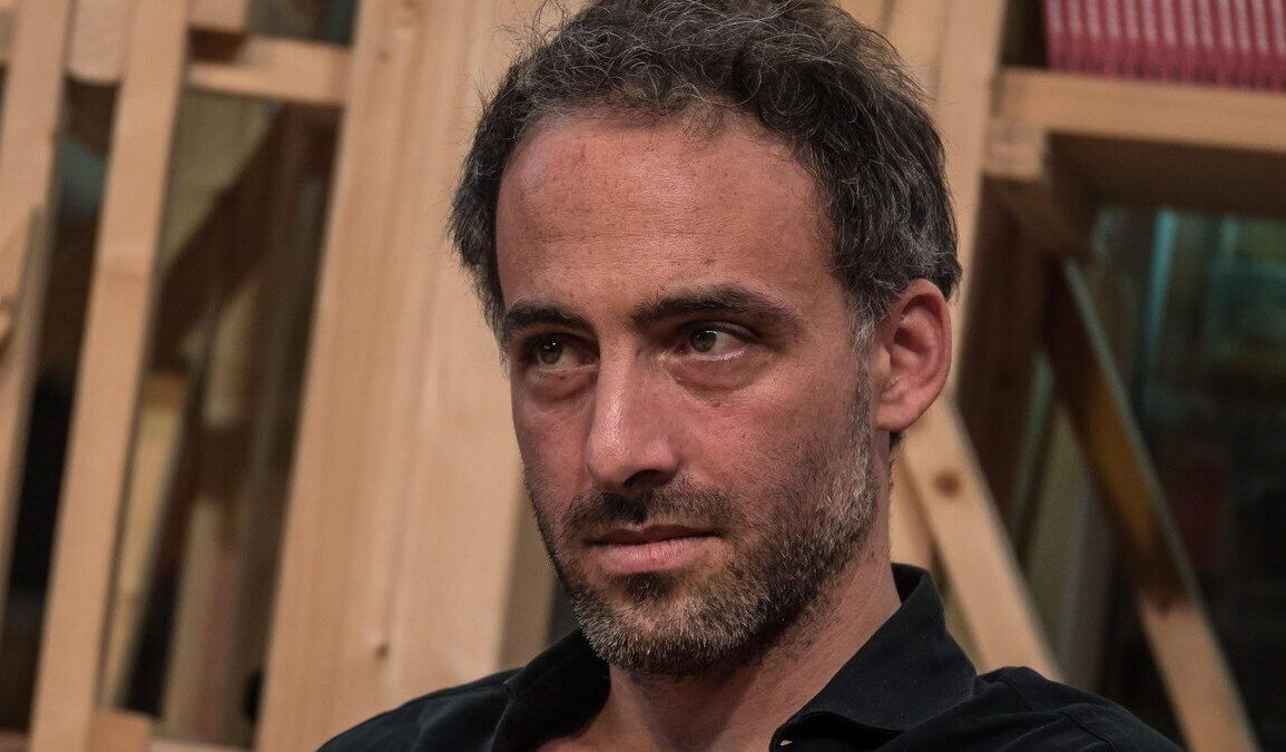 Raphaël Glucksmann photographié dans un intérieur