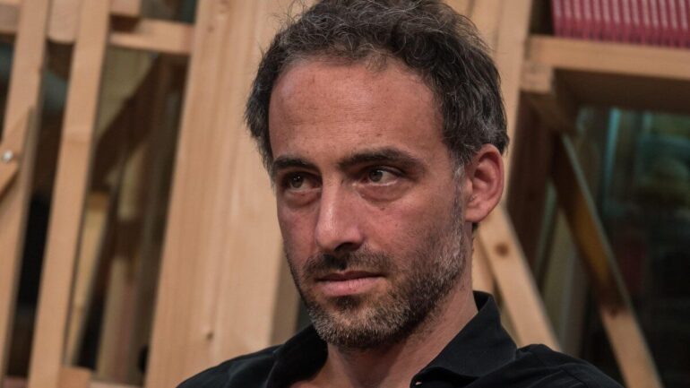 Raphaël Glucksmann photographié dans un intérieur