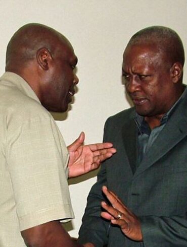 John Dramani Mahama discute avec un interlocuteur lors d’une rencontre officielle