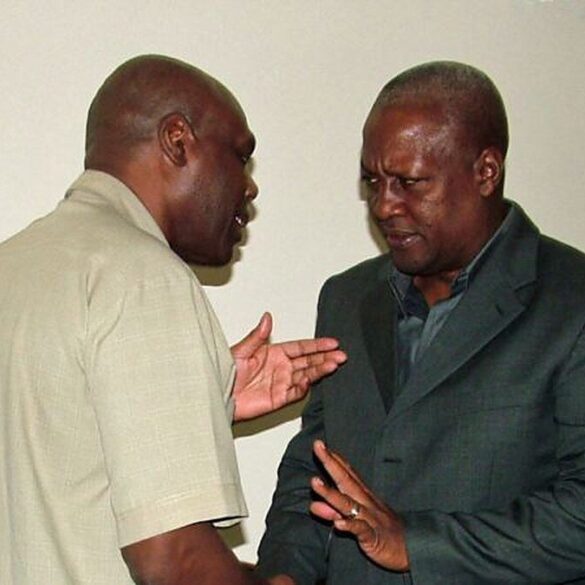 John Dramani Mahama discute avec un interlocuteur lors d’une rencontre officielle