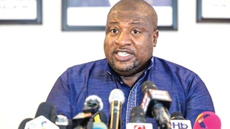Henry Nana Boakye, responsable du NPP, lors d’une conférence de presse
