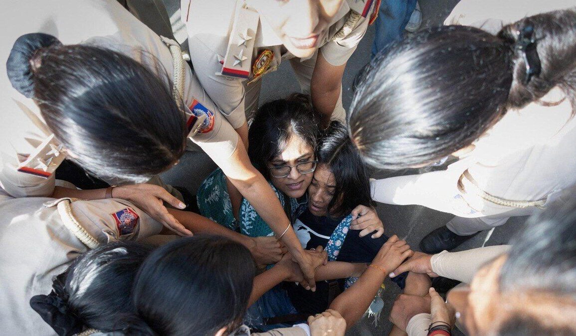 Manifestants et policiers à New Delhi pendant une mobilisation électorale.