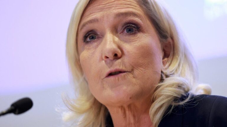 Marine Le Pen lors de son déplacement à Bruxelles, le 14 octobre 2026.