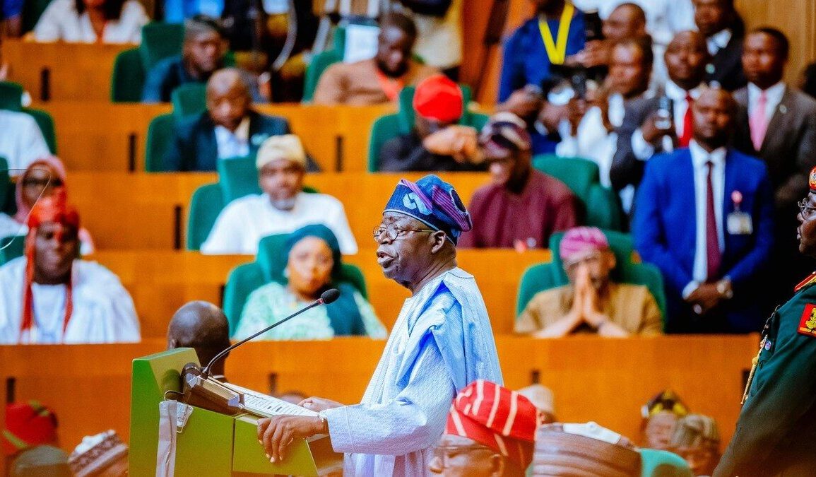 Bola Tinubu s’adressant aux parlementaires nigérians à Abuja
