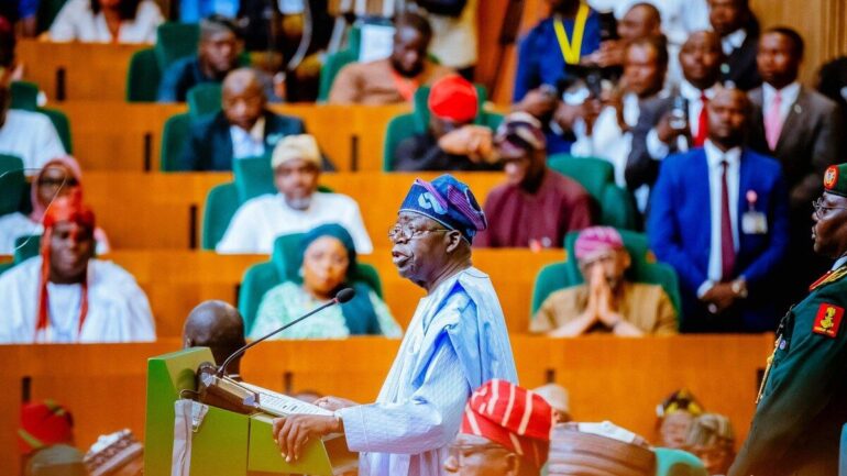 Bola Tinubu s’adressant aux parlementaires nigérians à Abuja