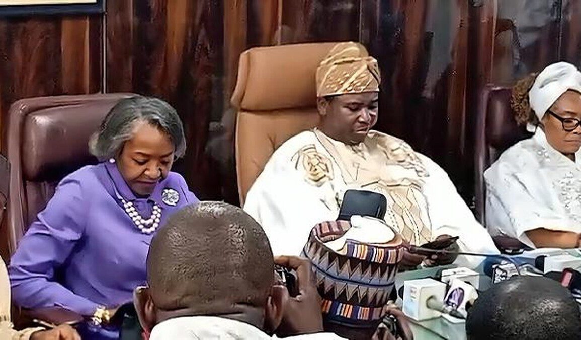 responsables de l’INEC lors d’une prise de fonction en 2025