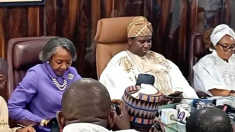 responsables de l’INEC lors d’une prise de fonction en 2025