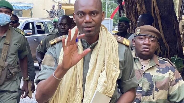 des hommes en tenue militaire
