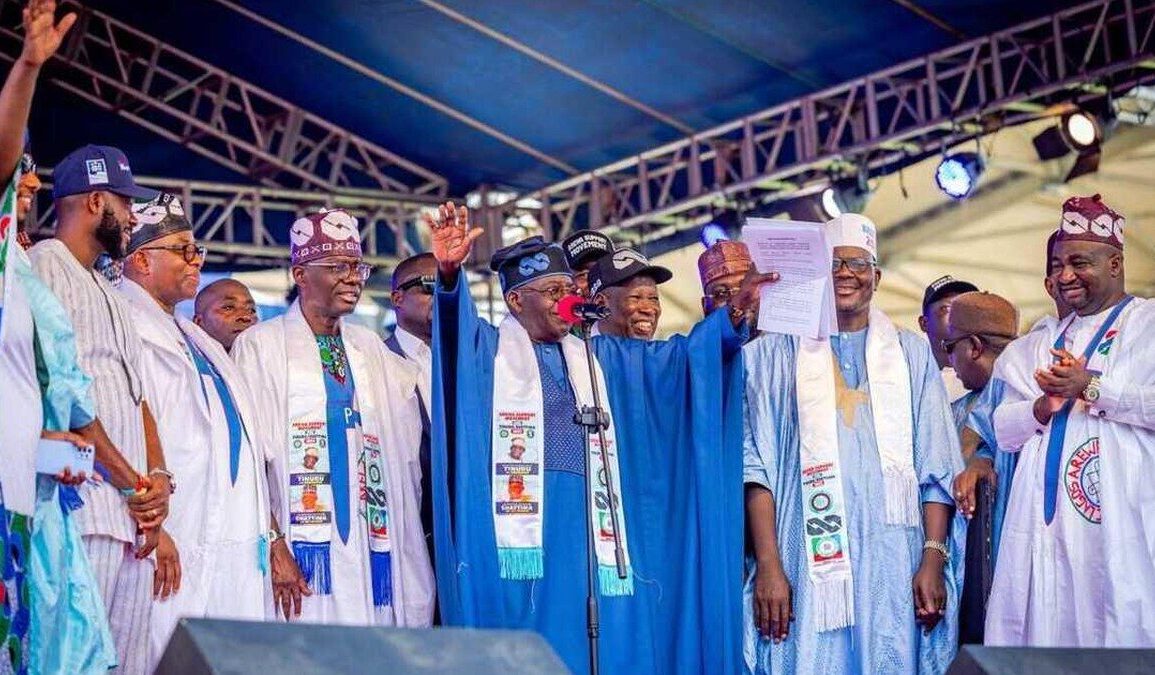 Bola Tinubu et des soutiens de l’APC lors d’un rassemblement politique