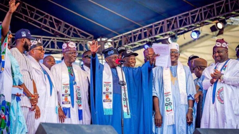 Bola Tinubu et des soutiens de l’APC lors d’un rassemblement politique