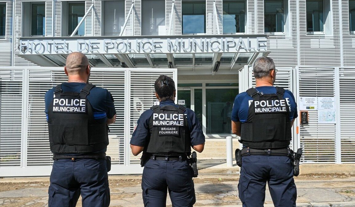 Policiers municipaux devant un poste de police