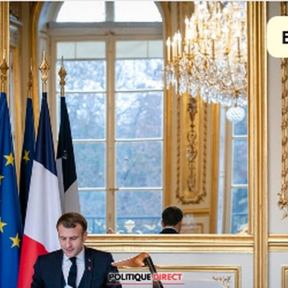 Drapeaux français et européen dans un décor institutionnel