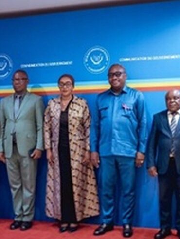 Des membres de la commission interministérielle réunis autour du projet de réforme des droits d’auteur, photo diffusée par l’ACP.