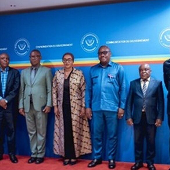 Des membres de la commission interministérielle réunis autour du projet de réforme des droits d’auteur, photo diffusée par l’ACP.