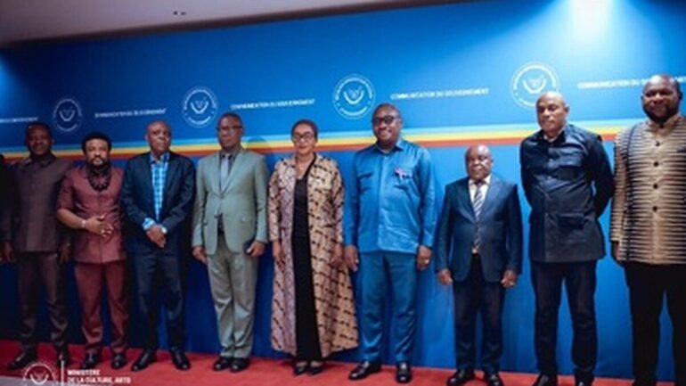 Des membres de la commission interministérielle réunis autour du projet de réforme des droits d’auteur, photo diffusée par l’ACP.