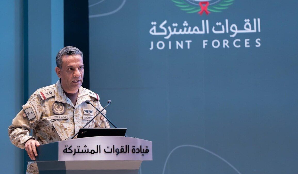 Le porte-parole de la coalition saoudienne Turki Al-Maliki présente un bilan sécuritaire lors d’une conférence de presse.