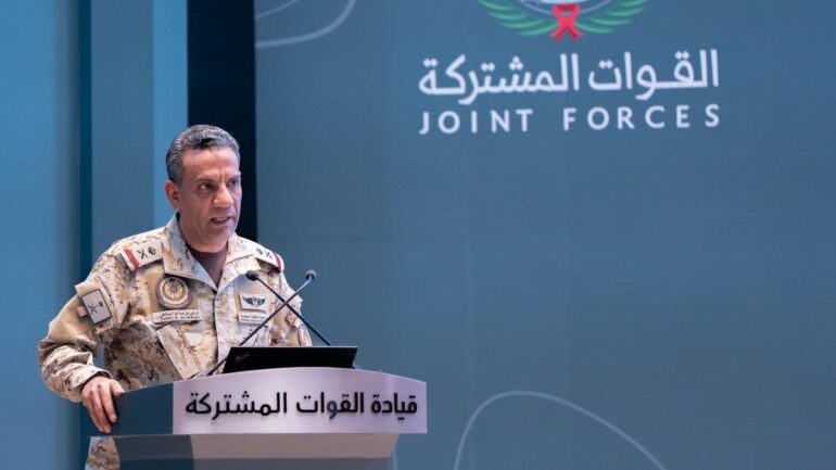 Le porte-parole de la coalition saoudienne Turki Al-Maliki présente un bilan sécuritaire lors d’une conférence de presse.