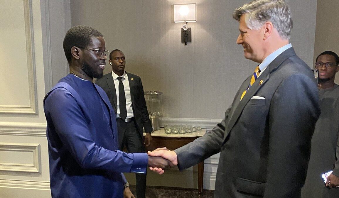 Bassirou Diomaye Faye salue un diplomate lors d’une rencontre officielle