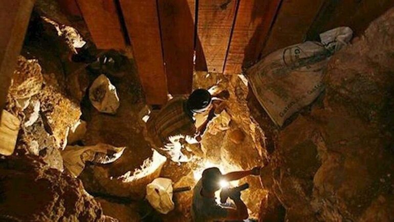 Photographie montrant des mineurs artisanaux au travail dans une exploitation souterraine