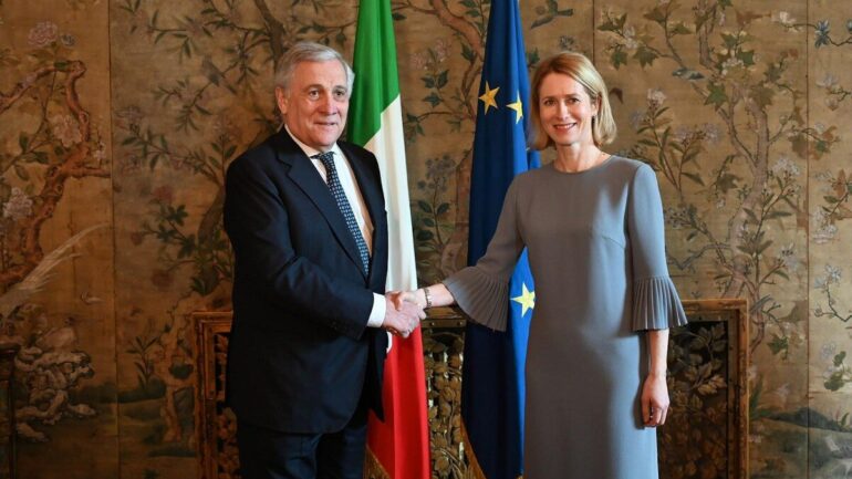 Kaja Kallas pose avec un responsable européen lors d’une visite officielle