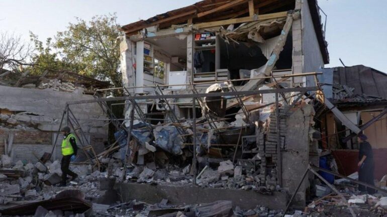 Bâtiment endommagé à Kiev après les frappes russes d’octobre 2026