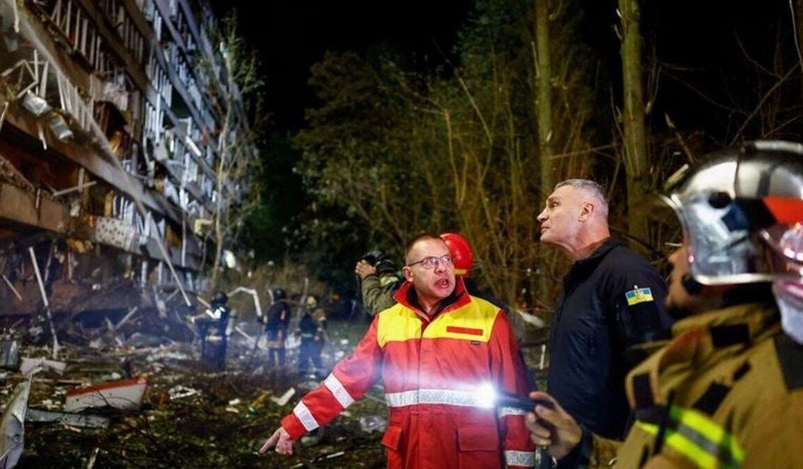 Des secours interviennent après des destructions provoquées par des frappes en Ukraine, photographie de presse du 14 octobre 2026.