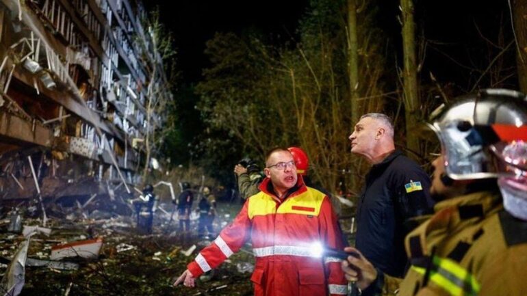 Des secours interviennent après des destructions provoquées par des frappes en Ukraine, photographie de presse du 14 octobre 2026.