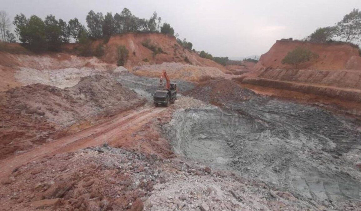chantier d’extraction de minerais au Vietnam, image publiée par The Saigon Times.