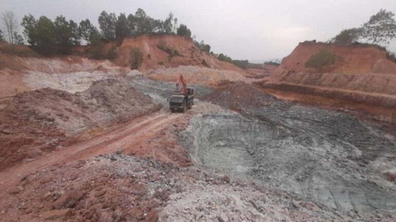 chantier d’extraction de minerais au Vietnam, image publiée par The Saigon Times.